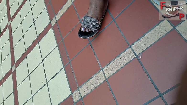 Foot Patrol: Señora trabajadora ébano con pies de grandota con dedos rosas