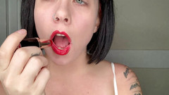 Deanna deadly: 女友用红唇和白色内衣挑逗