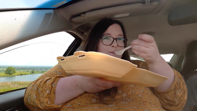 SSBBWLadyBrads: 仲間と車の中で食べ物を食べる