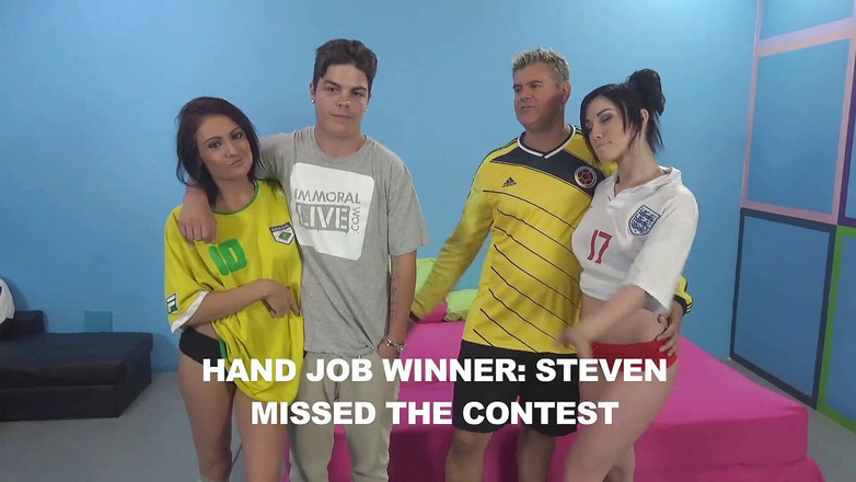 Double Trouble: Tmavovlasé holky honí ptáka, zatímco královnují šťastnou honění