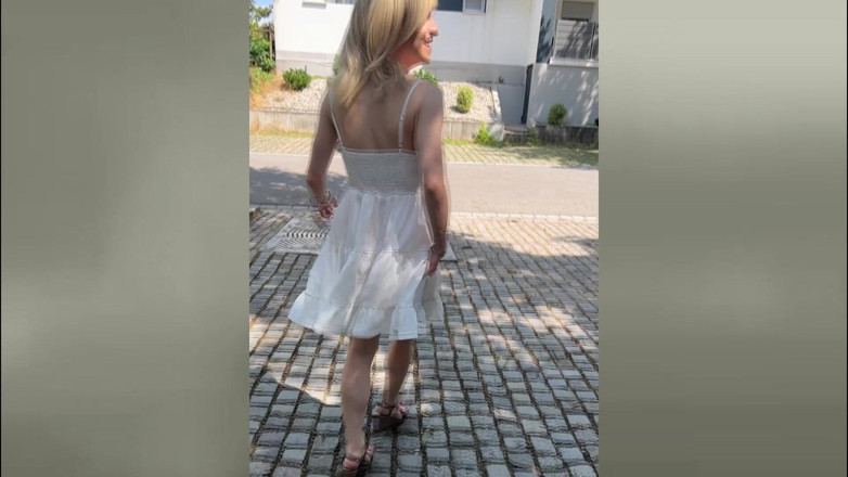TV_Helena: Travesti slipless sob o vestido de verão! Punheta em público...