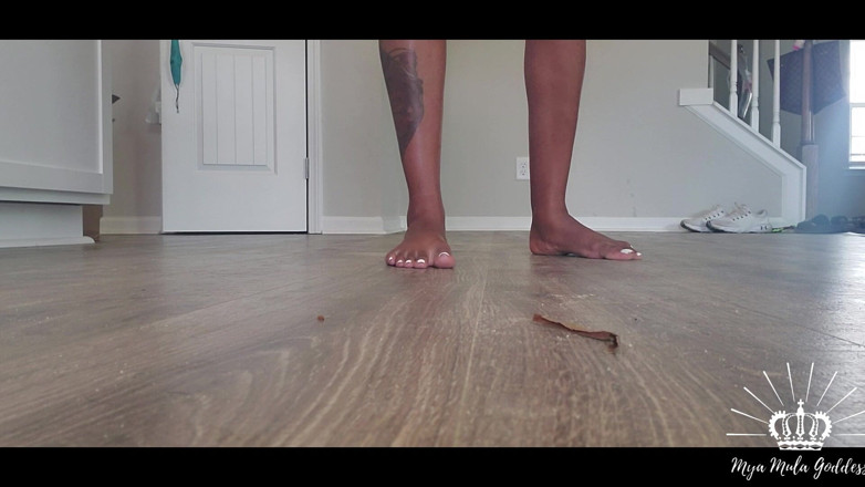 Mya Mula Goddess: Con người roomba tôn thờ chân bẩn thỉu