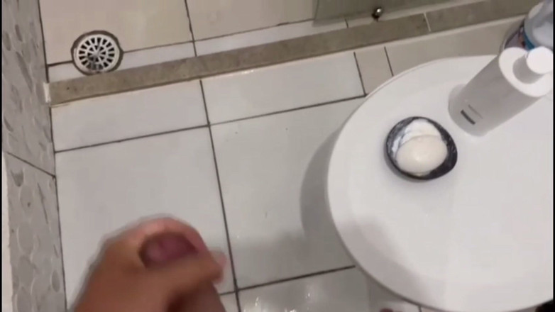 Mary Jhuana: Une BBW à gros nichons taille une pipe sous la douche...