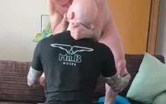 Jauh di dalam pantat panas. Pria bertato ini lagi asik ngentot kontol besar ayahnya yang lagi sange berat