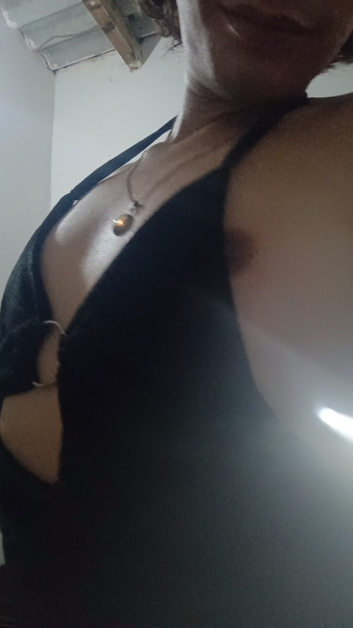 Femboy from Colombia: 黒い服を着て、この女の子が踊りを踊る