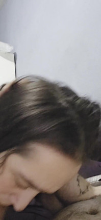나는 자지를 빨고 모든 정액을 삼키는 것을 좋아합니다.