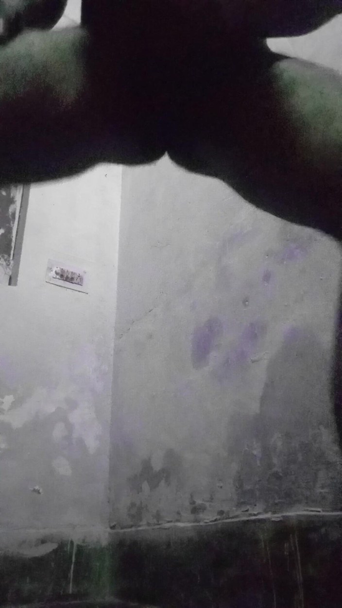 Raaz26d: Дели паренек-качок смазает маслом большой хуй и мастурбирует, пока никого не дома