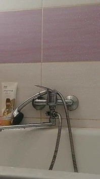 Seksi üvey anne duş alıyor, kıllı amcık, büyük memeler.