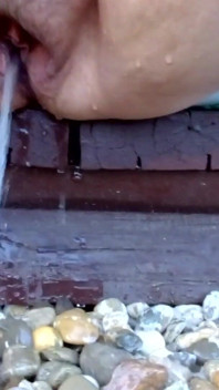 Pisse de graisse qui sort de la grosse chatte