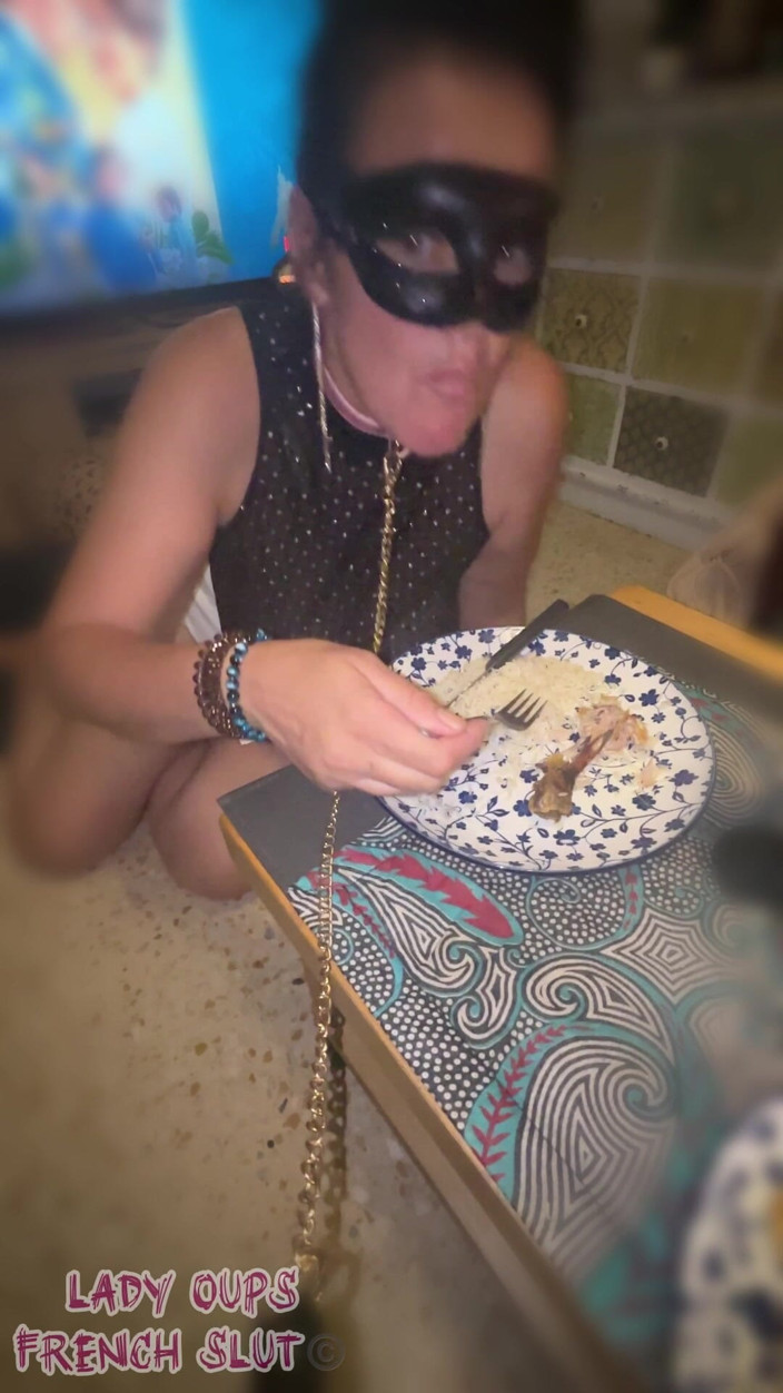 Lady Oups: Moje Submisivní MILF Jídlo Na Vodítku