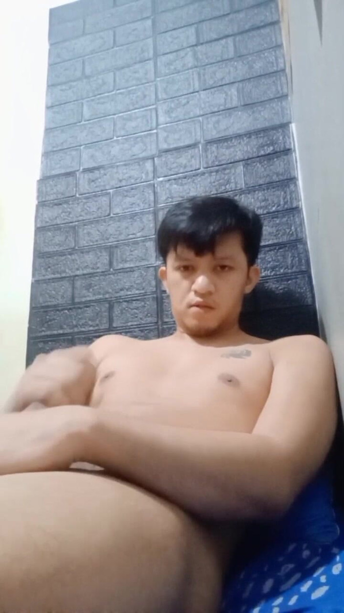 Rent A Gay Productions: Nadržený asijský twink pracuje se svým tvrdým penisem, dokud nevyvrcholí