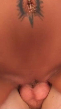 O mamă sexy slabă excitată este distrasă de biroul de acasă și este futută de fiul vitreg