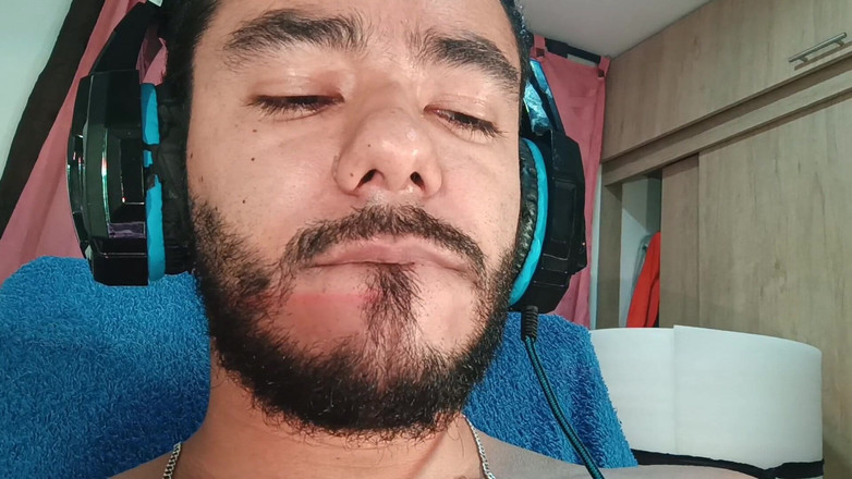 Tommhot: Sexy kolumbijský muž močí a hraje si se svou předkožkou