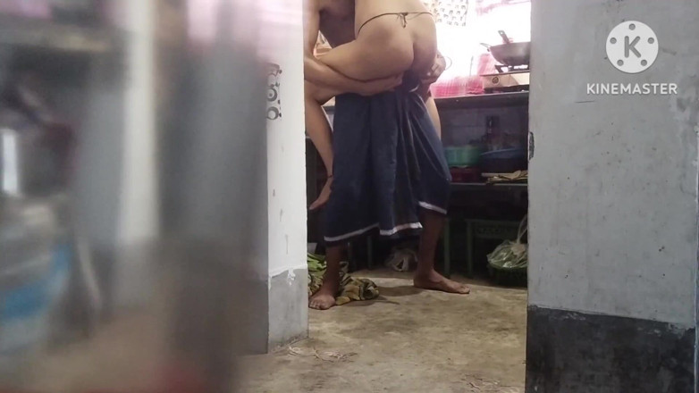 Jink: 무슬림 의붓아빠가 Ak를 떠나기 시작했을 때 바비는 부엌에서 일하고 있었습니다.