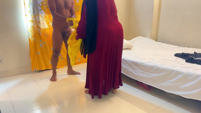 Aria Mia: Tabu sex muslimská prsatá 40letá macecha chce šukat od 18letých přátel nevlastního syna,...