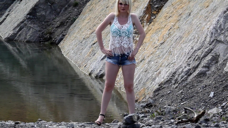 Public Entertainment: Riprese all'aperto vicino al lago con una sexy miLF