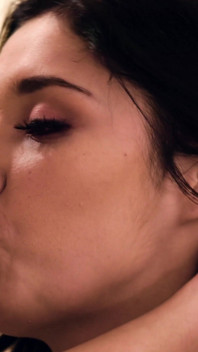 Girlsway - la premurosa kristen scott prende la verginità della sorellastra sia lust per aiutarti a rilassarsi
