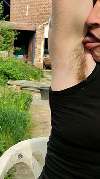 Adorando y lamiendo mi axila