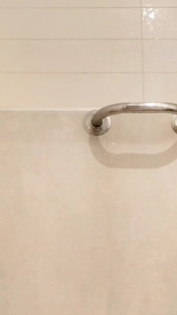 İki kız küvette banyo yapıyor, sabun, götten ağza parmaklar! Öpücükler ve edepsiz şeyler!!