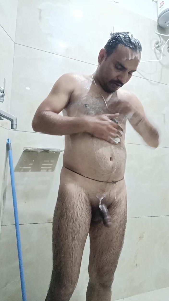 Rajasthani-old-lover: 샤워와 마스터비 쇼를 즐기는 핫한 남자