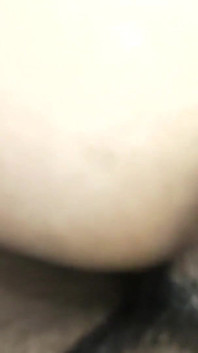 我想献出我的屁股，所以我在街上遇到了一个男人，他带我去他的房间，这样他就可以在他拍摄我的时候操我。