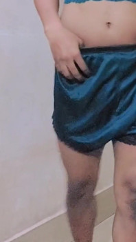 Mikro penisli ladyboy dans ediyor ve gevşek küçük klitorisiyle oynuyor