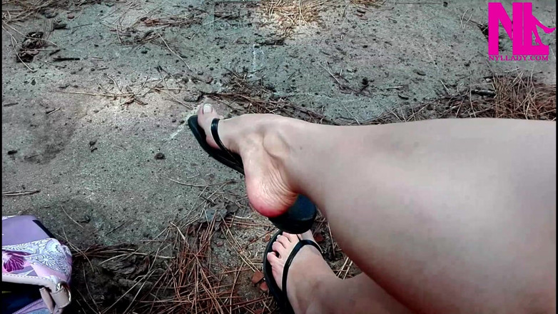 Nyllady: Gila Dangling Di Kulit Saya Flip Flops di Taman