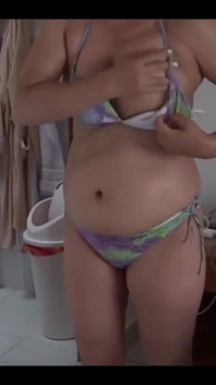 Mia moglie in spiaggia si mette in mostra in bikini davanti ai miei amici per eccitarli e scoparla