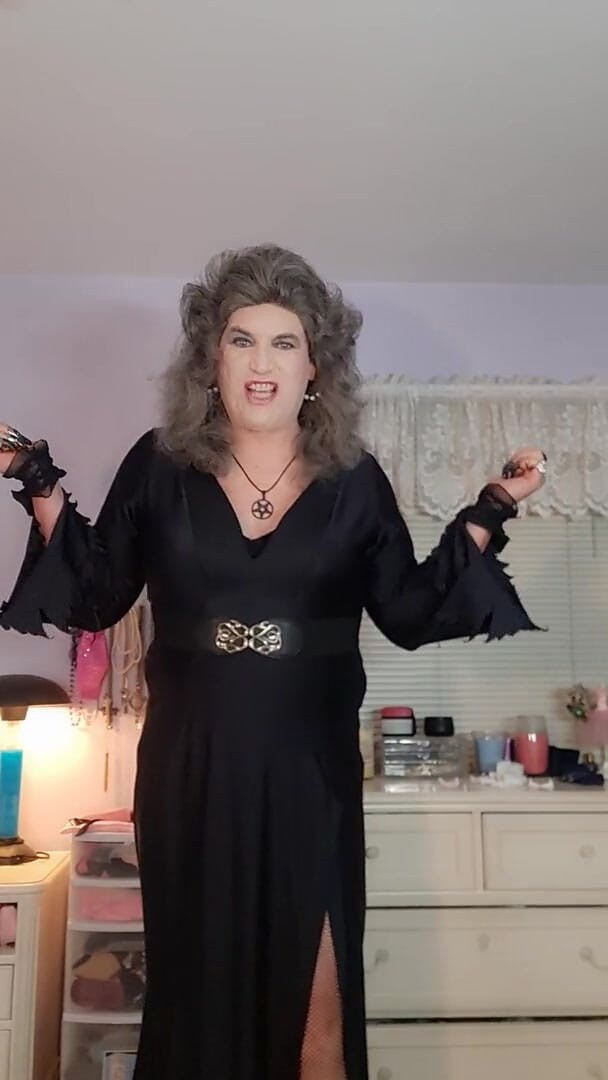 Victoria Lecherri: Happy Halloween From Countess Victoria Queen of the Damned!