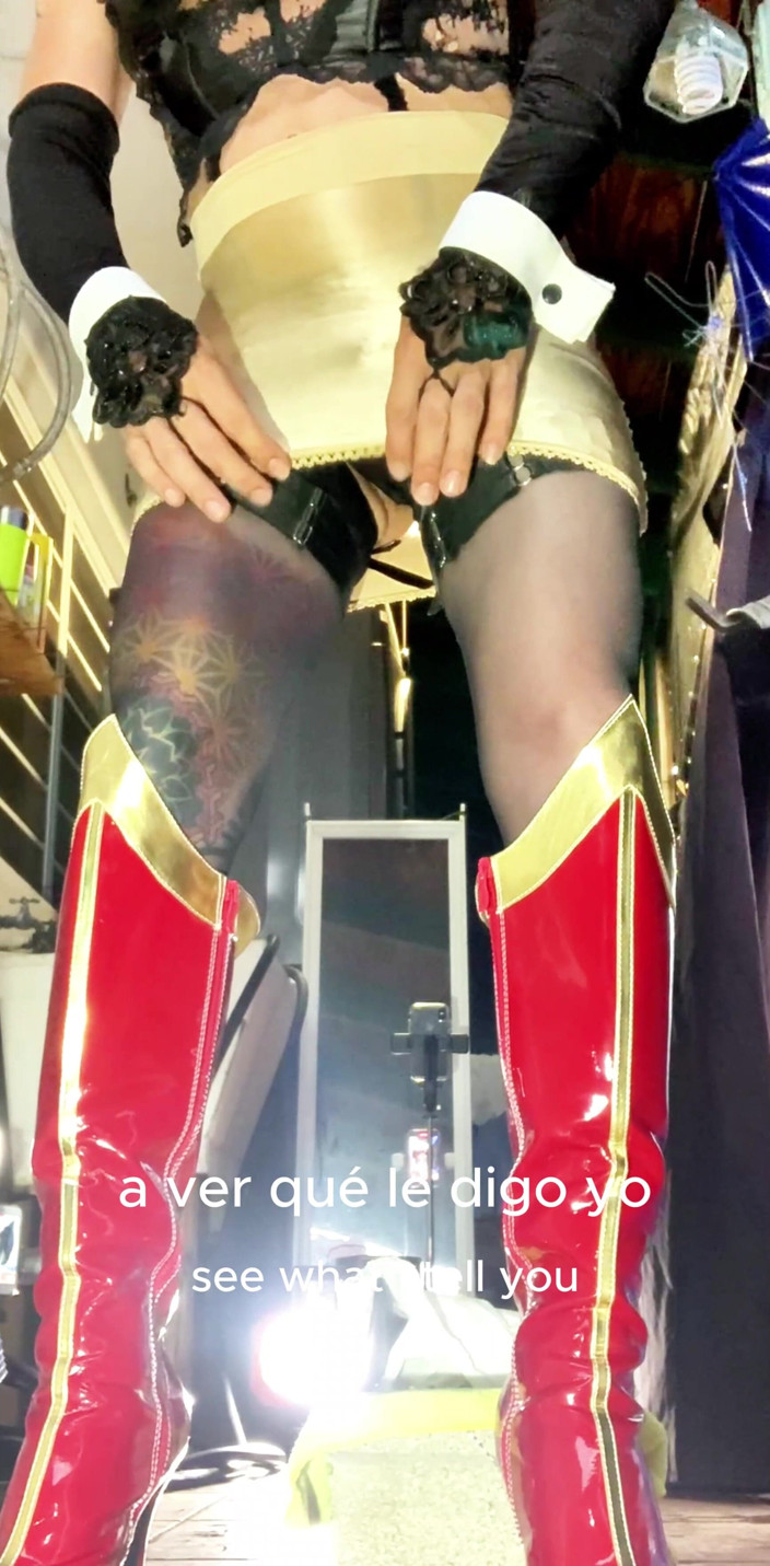Benito414: Une femboy mignonne étire son cul pour prendre un énorme gode !