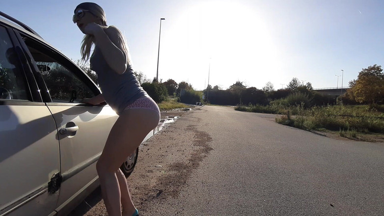 sweetfeet29: Sunny junto al coche