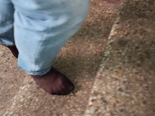 Kinky guy: 존나게 더러운 바닥에서 팬티 스타킹을 입고 맨발로 걷기