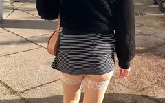 Lady Oups: Výstava v Micro Sukni Sexy punčochách a Kolíku