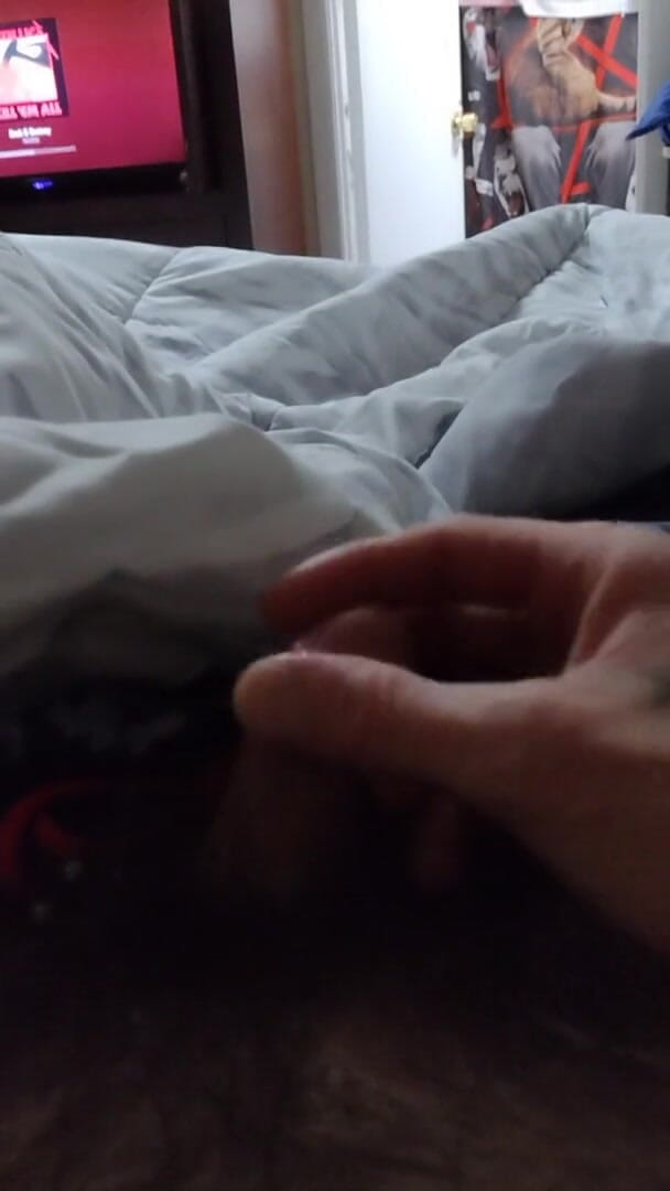 Pussylicker99: Accarezzo il mio cazzo.