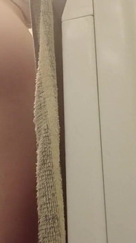 Dünnes mädchen mit kleinem arsch masturbiert und kommt schnell
