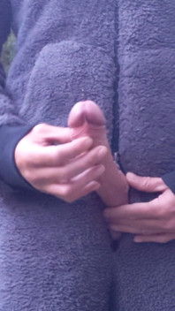Grande pau duro e sem cortes ao ar livre onesie masturbando close-up porra - Rockard Daddy