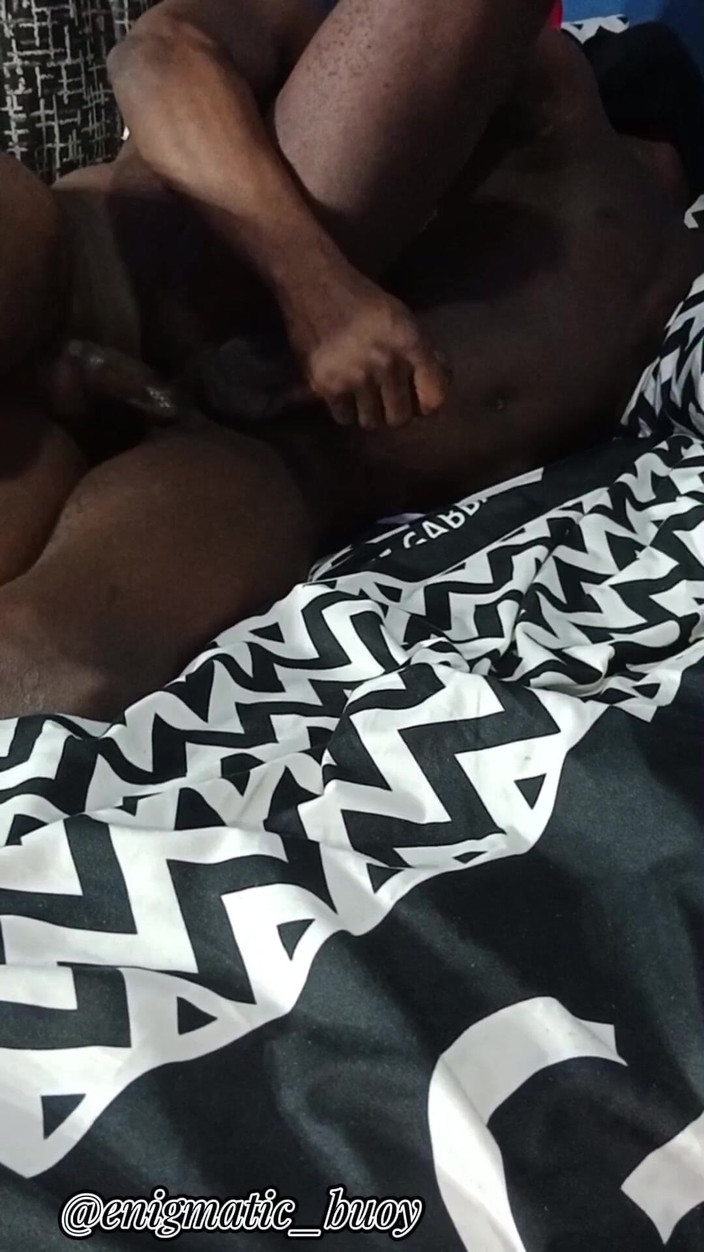 Enigmatic Buoy: Můj nevlastní bratr šuká se svým nejlepším přítelem v mé ložnici...