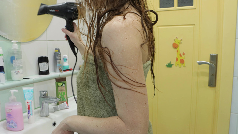 AnnaHomeMix: Kijken naar mijn naakte vrouw die haar haar pijpt. Annahomemix