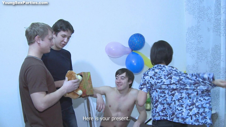 Young Sex Parties: Sexy teenagerka dostává trojitý narozeninový dárek