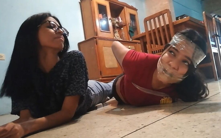 Selfgags Latina Bondage: Александра связанная в бондаже клейкой лентой сучка!