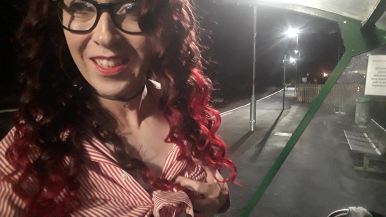 The Midnight Minx: Bugil di stasiun kereta