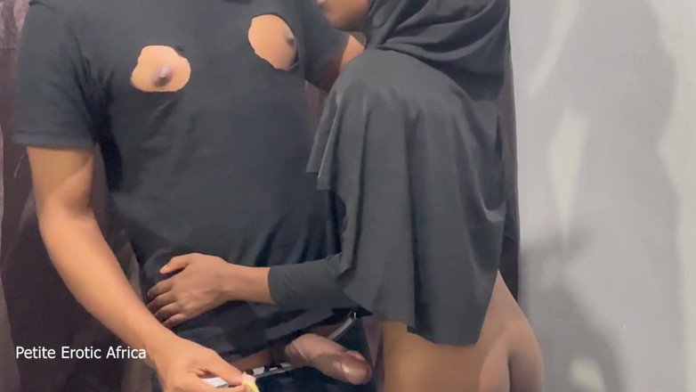 Petite Erotic Africa: Remaja eboni saya dikongkek dan tahu cara menunggang dengan lebih...