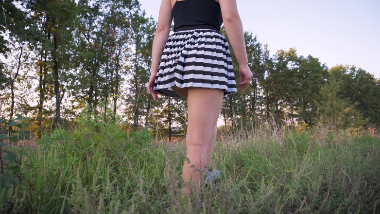 Teasecombo 4K: Berkelip pantat semasa menunggang basikal di bawah skirt