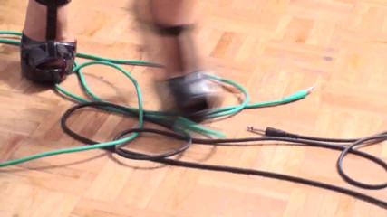 Foot Girls: Dáma na vysokém podpatku drtí kabely