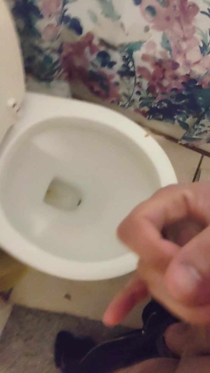 Brandon: बाथरूम में वीर्य निकालना