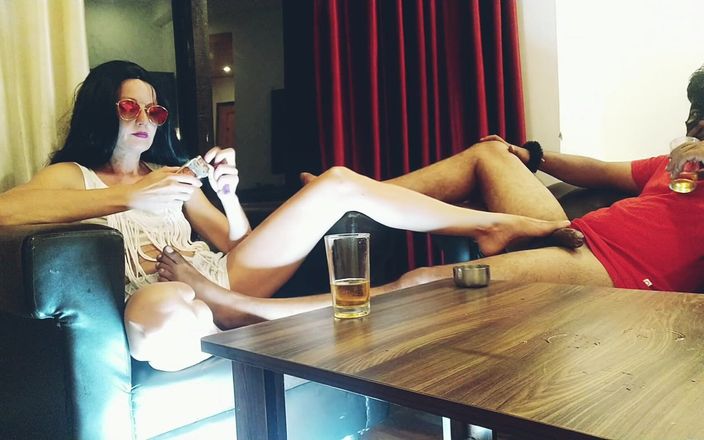 Bolly Karma: 淫荡的肮脏熟女喜欢有一个僵硬的黑色鸡巴