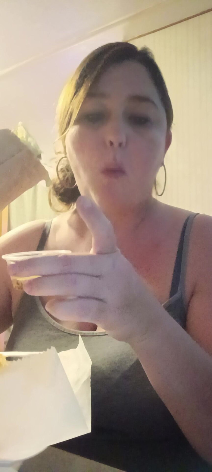 GoddessKristy00: Goddess Eating Pizza