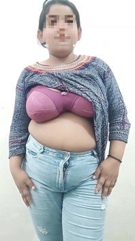 Shabnam Khatun Bercakap dengan teman lelaki