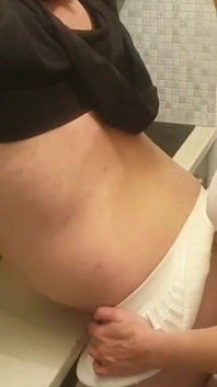 白いスカートを履いて彼女の尻穴に乗っている弱虫痴女