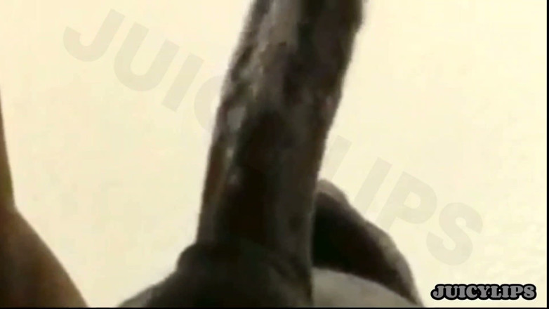 It get sloppy here: Le labbra succose gli succhia il cazzo così bene facendolo...
